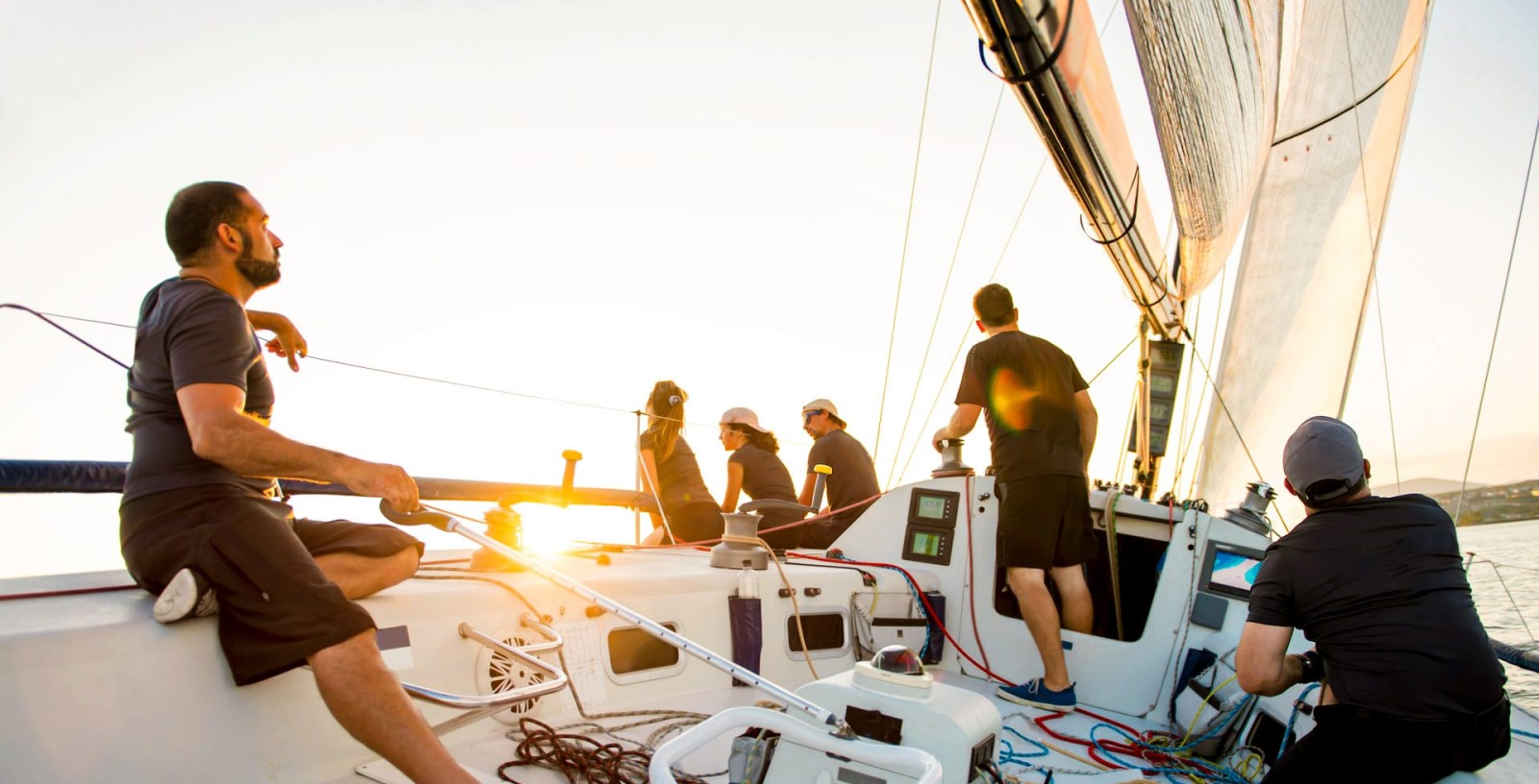 Segelcrew bei Sonnenuntergang